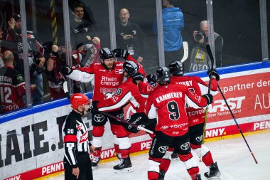 COLOGNE, Almanya - 19 Nisan 2025: Parker Tuomie - Hokey play-off maçı DeL KOELNER HAIE - Lanxess Arena 'da EISBAEREN BERLIN. Sadece yazı işleri için. Satmak veya dağıtmak yasaktır.