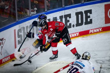 COLOGNE, Almanya - 19 Nisan 2025: Josh Currie - Hokey play-off maçı DeL KOELNER HAIE - Lanxess Arena 'da EISBAEREN BERLIN. Sadece yazı işleri için. Satmak veya dağıtmak yasaktır.