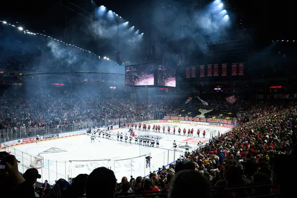 COLOGNE, Almanya - 19 Nisan 2025: Fan desteği ve koreo - Hokey play-off maçı DeL KOELNER HAIE - Lanxess Arena 'da EISBAEREN BERLIN. Sadece yazı işleri için. Satmak veya dağıtmak yasaktır.