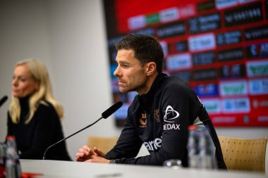 LEVERKUSEN, GERMANY - 25 APRIL, 2025: Xabi Alonso - Bayer 04 Leverkusen Basın Konferansı Başkanı. Sadece yazı işleri için. Satmak veya dağıtmak yasaktır.