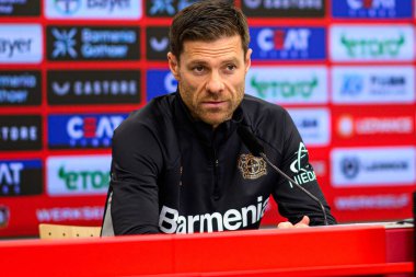 LEVERKUSEN, GERMANY - 25 APRIL, 2025: Xabi Alonso - Bayer 04 Leverkusen Basın Konferansı Başkanı. Sadece yazı işleri için. Satmak veya dağıtmak yasaktır.