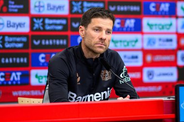 LEVERKUSEN, GERMANY - 25 APRIL, 2025: Xabi Alonso - Bayer 04 Leverkusen Basın Konferansı Başkanı. Sadece yazı işleri için. Satmak veya dağıtmak yasaktır.