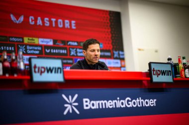LEVERKUSEN, GERMANY - 25 APRIL, 2025: Xabi Alonso - Bayer 04 Leverkusen Basın Konferansı Başkanı. Sadece yazı işleri için. Satmak veya dağıtmak yasaktır.