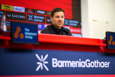 LEVERKUSEN, GERMANY - 25 APRIL, 2025: Xabi Alonso - Bayer 04 Leverkusen Basın Konferansı Başkanı. Sadece yazı işleri için. Satmak veya dağıtmak yasaktır.