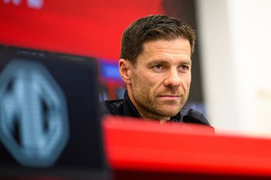 LEVERKUSEN, GERMANY - 25 APRIL, 2025: Xabi Alonso - Bayer 04 Leverkusen Basın Konferansı Başkanı. Sadece yazı işleri için. Satmak veya dağıtmak yasaktır.