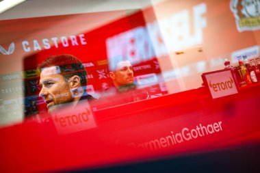 LEVERKUSEN, GERMANY - 25 APRIL, 2025: Xabi Alonso - Bayer 04 Leverkusen Basın Konferansı Başkanı. Sadece yazı işleri için. Satmak veya dağıtmak yasaktır.