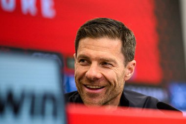 LEVERKUSEN, GERMANY - 25 APRIL, 2025: Xabi Alonso - Bayer 04 Leverkusen Basın Konferansı Başkanı. Sadece yazı işleri için. Satmak veya dağıtmak yasaktır.