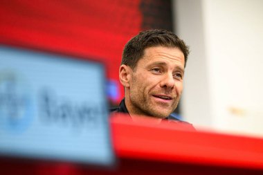LEVERKUSEN, GERMANY - 25 APRIL, 2025: Xabi Alonso - Bayer 04 Leverkusen Basın Konferansı Başkanı. Sadece yazı işleri için. Satmak veya dağıtmak yasaktır.