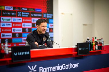 LEVERKUSEN, GERMANY - 25 APRIL, 2025: Xabi Alonso - Bayer 04 Leverkusen Basın Konferansı Başkanı. Sadece yazı işleri için. Satmak veya dağıtmak yasaktır.