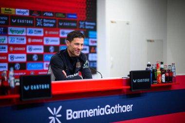LEVERKUSEN, GERMANY - 25 APRIL, 2025: Xabi Alonso - Bayer 04 Leverkusen Basın Konferansı Başkanı. Sadece yazı işleri için. Satmak veya dağıtmak yasaktır.