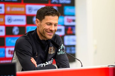 LEVERKUSEN, GERMANY - 25 APRIL, 2025: Xabi Alonso - Bayer 04 Leverkusen Basın Konferansı Başkanı. Sadece yazı işleri için. Satmak veya dağıtmak yasaktır.