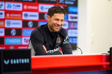 LEVERKUSEN, GERMANY - 25 APRIL, 2025: Xabi Alonso - Bayer 04 Leverkusen Basın Konferansı Başkanı. Sadece yazı işleri için. Satmak veya dağıtmak yasaktır.