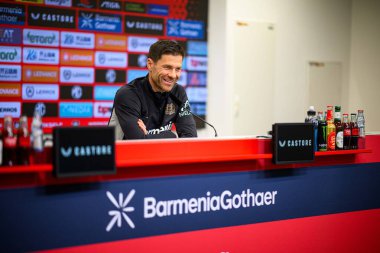 LEVERKUSEN, GERMANY - 25 APRIL, 2025: Xabi Alonso - Bayer 04 Leverkusen Basın Konferansı Başkanı. Sadece yazı işleri için. Satmak veya dağıtmak yasaktır.