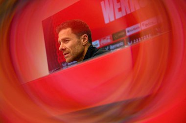 LEVERKUSEN, GERMANY - 25 APRIL, 2025: Xabi Alonso - Bayer 04 Leverkusen Basın Konferansı Başkanı. Sadece yazı işleri için. Satmak veya dağıtmak yasaktır.