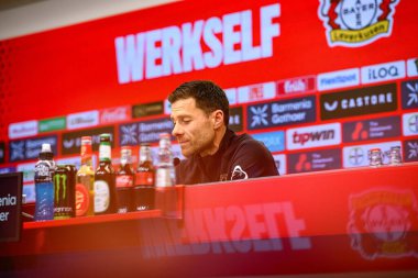 LEVERKUSEN, GERMANY - 25 APRIL, 2025: Xabi Alonso - Bayer 04 Leverkusen Basın Konferansı Başkanı. Sadece yazı işleri için. Satmak veya dağıtmak yasaktır.