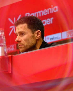 LEVERKUSEN, GERMANY - 25 APRIL, 2025: Xabi Alonso - Bayer 04 Leverkusen Basın Konferansı Başkanı. Sadece yazı işleri için. Satmak veya dağıtmak yasaktır.