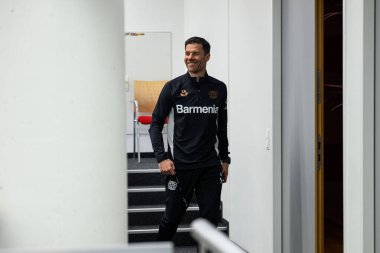 LEVERKUSEN, GERMANY - 25 APRIL, 2025: Xabi Alonso - Bayer 04 Leverkusen Basın Konferansı Başkanı. Sadece yazı işleri için. Satmak veya dağıtmak yasaktır.