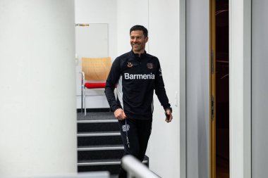 LEVERKUSEN, GERMANY - 25 APRIL, 2025: Xabi Alonso - Bayer 04 Leverkusen Basın Konferansı Başkanı. Sadece yazı işleri için. Satmak veya dağıtmak yasaktır.