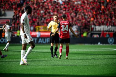 LEVERKUSEN, GERMANY - 26 APRIL, 2025: Granit Xhaka - Bundesliga maçı Bayer 04 Leverkusen FC Augsburg 'a karşı Bayena' da. 