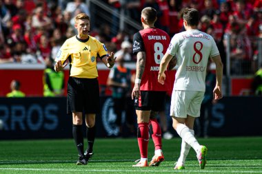 LEVERKUSEN, GERMANY - 26 APRIL, 2025: Güvenlik ve skor - Bayer 04 Leverkusen, Bayarena 'da FC Augsburg' a karşı.