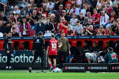 LEVERKUSEN, GERMANY - 26 AY, 2025: Xabi Alonso, Florian Wirtz - Bundesliga maçı Bayer 04 Leverkusen, Bayena 'da FC Augsburg' a karşı. 