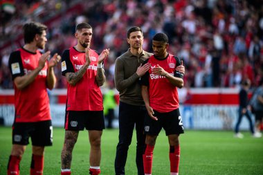 LEVERKUSEN, GERMANY - 26 APRIL, 2025: Jonas Hofmann, Robert Andrich, Xabi Alonso, Amine Adli - Bundesliga maçı Bayer 04 Leverkusen ve FC Augsburg.