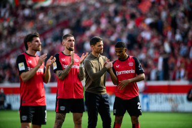 LEVERKUSEN, GERMANY - 26 APRIL, 2025: Jonas Hofmann, Robert Andrich, Xabi Alonso, Amine Adli - Bundesliga maçı Bayer 04 Leverkusen ve FC Augsburg.