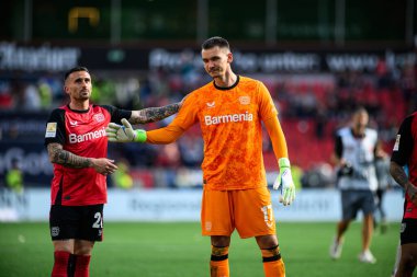 LEVERKUSEN, GERMANY - 26 APRIL, 2025: Aleix Garcia, Matej Kovar - Bundesliga maçı Bayer 04 Leverkusen - Bayena 'da FC Augsburg. 