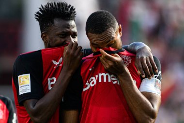 LEVERKUSEN, GERMANY - 26 APRIL, 2025: Edmond Tapsoba, Jonathan Tah - Bayer 04 Leverkusen FC Augsburg 'a karşı.