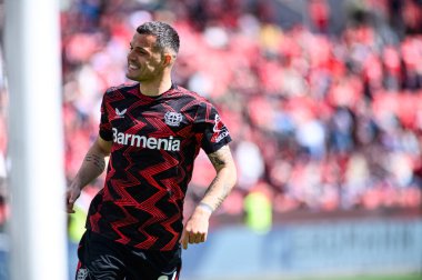 LEVERKUSEN, GERMANY - 26 APRIL, 2025: Granit Xhaka - Bundesliga maçı Bayer 04 Leverkusen FC Augsburg 'a karşı Bayena' da.