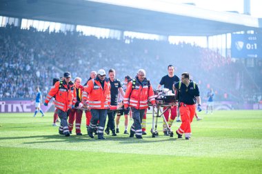 BOCHUM, ALMANY - 27 Nisan 2025: Diogo Leite 'i yaralama, sağlık, ambulans - Bundesliga maçı VfL Bochum - 1. FC Union Berlin 1: 1 Vonovia Stadyumu 'nda.