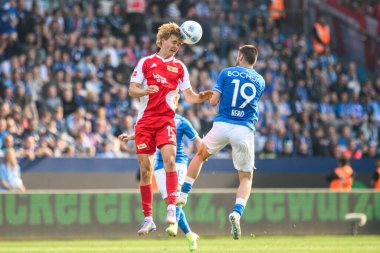 BOCHUM, Almanya - 27 Nisan 2025: Matus Bero, Tom Rothe - Bundesliga maçı VfL Bochum - 1. FC Union Berlin 1: 1 Vonovia Stadyumu 'nda.