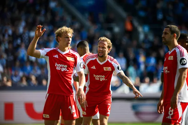 BOCHUM, Almanya - 27 Nisan 2025: Leopold Querfeld, Kevin Vogt - Bundesliga maçı VfL Bochum - 1. FC Union Berlin 1: 1 Vonovia Stadyumu 'nda.