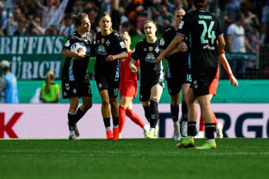 COLOGNE, GERMANY - 1 Mayıs 2025: Gol skoru, Rieke Dieckmann - DFB-Pokal Frauen (Almanya Kadınlar Kupası) FC Bayern Münih - SV Werder Bremen - Rhein Energie Stadion.