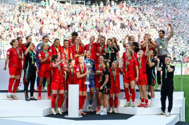 COLOGNE, GERMANY - 1 Mayıs 2025: Takım kutlamaları - DFB-Pokal Frauen (Almanya Kadınlar Kupası) maçı FC Bayern Münih-SV Werder Bremen 'e karşı Rhein Enerji Stadyumu' nda.