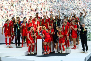COLOGNE, GERMANY - 1 Mayıs 2025: Takım kutlamaları - DFB-Pokal Frauen (Almanya Kadınlar Kupası) maçı FC Bayern Münih-SV Werder Bremen 'e karşı Rhein Enerji Stadyumu' nda.