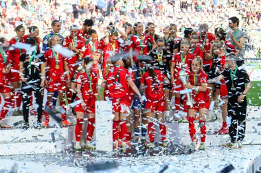 COLOGNE, GERMANY - 1 Mayıs 2025: Takım kutlamaları - DFB-Pokal Frauen (Almanya Kadınlar Kupası) maçı FC Bayern Münih-SV Werder Bremen 'e karşı Rhein Enerji Stadyumu' nda.