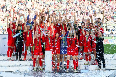 COLOGNE, GERMANY - 1 Mayıs 2025: Takım kutlamaları - DFB-Pokal Frauen (Almanya Kadınlar Kupası) maçı FC Bayern Münih-SV Werder Bremen 'e karşı Rhein Enerji Stadyumu' nda.
