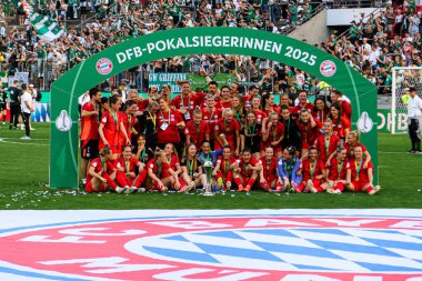 COLOGNE, GERMANY - 1 Mayıs 2025: Takım kutlamaları - DFB-Pokal Frauen (Almanya Kadınlar Kupası) maçı FC Bayern Münih-SV Werder Bremen 'e karşı Rhein Enerji Stadyumu' nda.