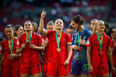 COLOGNE, GERMANY - 1 Mayıs 2025: Glodis Perla Viggostottir, Jovana Damnjanoviç, Pernille Harder, Julia Zigiotti Olme, Ena Mahmutovic - DFB-Pokal Frauen (Almanya Kadınlar Kupası) maçı FC Bayern Münih - SV Werder Bremen Rhein Energie Stadion 'da.
