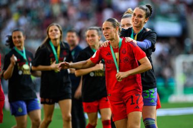 COLOGNE, GERMANY - 1 Mayıs 2025: Klara Buhl, Ena Mahmutoviç - DFB-Pokal Frauen (Almanya Kadınlar Kupası) maçı FC Bayern Münih - SV Werder Bremen - Rhein Enerji Stadyumu 'nda.