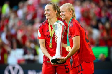 COLOGNE, GERMANY - 1 Mayıs 2025: Pernille Harder, Magdalena Eriksson - DFB-Pokal Frauen (Almanya Kadınlar Kupası) FC Bayern Münih - SV Werder Bremen.
