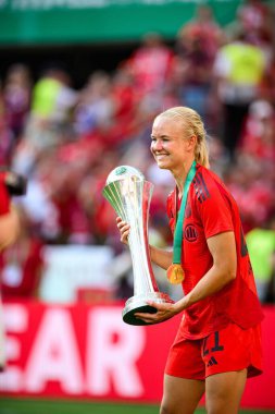 COLOGNE, GERMANY - 1 Mayıs 2025: Pernille Harder - DFB-Pokal Frauen (Almanya Kadınlar Kupası) maçı FC Bayern Münih-SV Werder Bremen 'e karşı Rhein Enerji Stadyumu' nda.