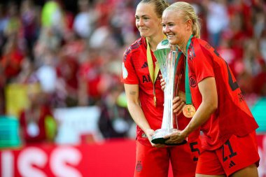 COLOGNE, GERMANY - 1 Mayıs 2025: Pernille Harder, Magdalena Eriksson - DFB-Pokal Frauen (Almanya Kadınlar Kupası) FC Bayern Münih - SV Werder Bremen.
