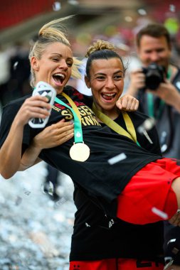 COLOGNE, GERMANY - 1 Mayıs 2025: Linda Dallmann, Arianna Caruso - DFB-Pokal Frauen (Almanya Kadınlar Kupası) FC Bayern Münih - SV Werder Bremen - Rhein Energie Stadion.