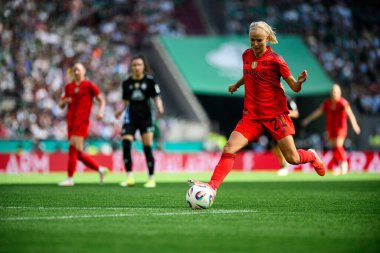 COLOGNE, GERMANY - 1 Mayıs 2025: Pernille Harder - DFB-Pokal Frauen (Almanya Kadınlar Kupası) maçı FC Bayern Münih-SV Werder Bremen 'e karşı Rhein Enerji Stadyumu' nda.