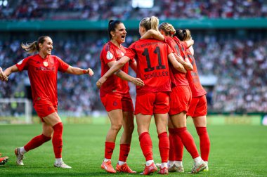 COLOGNE, GERMANY - 1 Mayıs 2025: Sayı golünü kutlayan oyuncular - DFB-Pokal Frauen (Almanya Kadınlar Kupası) FC Bayern Münih 'e karşı SV Werder Bremen.