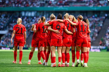 COLOGNE, GERMANY - 1 Mayıs 2025: Sayı golünü kutlayan oyuncular - DFB-Pokal Frauen (Almanya Kadınlar Kupası) FC Bayern Münih 'e karşı SV Werder Bremen.