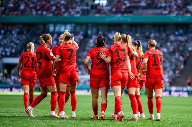 COLOGNE, GERMANY - 1 Mayıs 2025: Sayı golünü kutlayan oyuncular - DFB-Pokal Frauen (Almanya Kadınlar Kupası) FC Bayern Münih 'e karşı SV Werder Bremen.