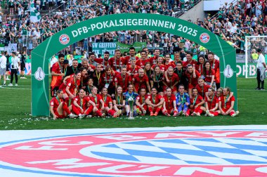 COLOGNE, GERMANY - 1 Mayıs 2025: Takım kutlamaları - DFB-Pokal Frauen (Almanya Kadınlar Kupası) maçı FC Bayern Münih-SV Werder Bremen 'e karşı Rhein Enerji Stadyumu' nda.